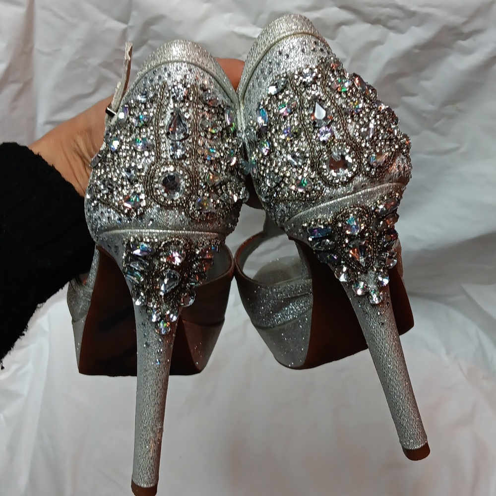 Gianni Bini Silver Heels with Peep-Toe Design and Stiletto Heel Size 10 - Picture 6 of 16